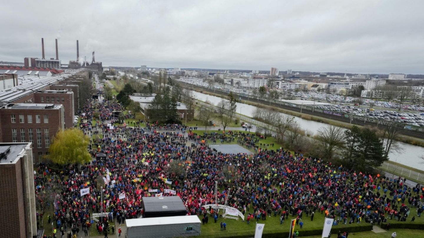 Warnstreik bei Volkswagen in Wolfsburg im Dezember 2024
