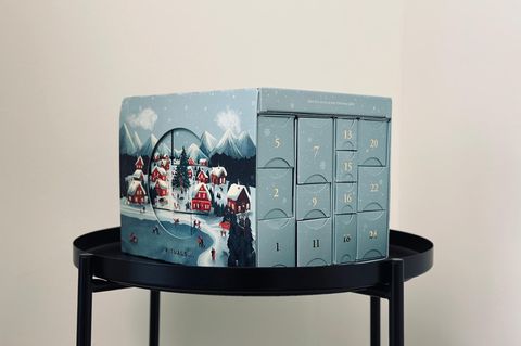 Rituals Adventskalender 2025 steht auf einem Beistelltisch
