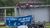 München, Deutschland. Sie hungern nicht mehr, sie kleben nicht mehr ... da drängt sich eine berechtigte Frage auf: gibt es sie noch, die Klimaaktivisten? Tatsächlich schon! In München protestieren sie gerade – wie gewohnt – gegen die Automesse IAA. Und in anderthalb Wochen ziehen sie vielleicht auch in Ihrer Stadt wieder durch die Straßen, wenn die internationale Bewegung zum globalen Klimastreik bläst