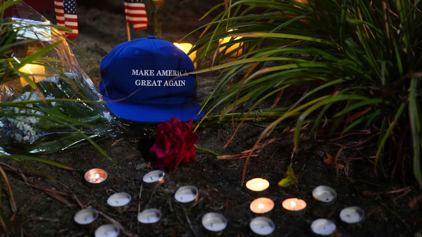 Eine "Make America Great Again"-Kappe wurde inden USA bei einer Mahnwache zum Tod des rechtskonservativen Podcaster Charlie Kirk