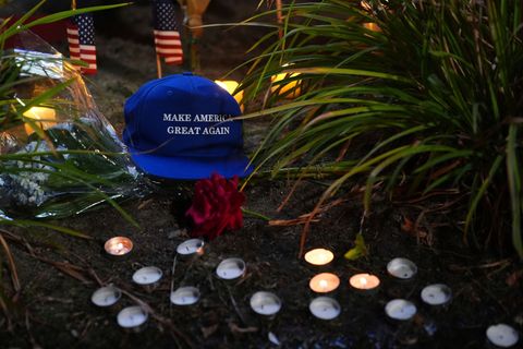 Eine "Make America Great Again"-Kappe wurde inden USA bei einer Mahnwache zum Tod des rechtskonservativen Podcaster Charlie Kirk