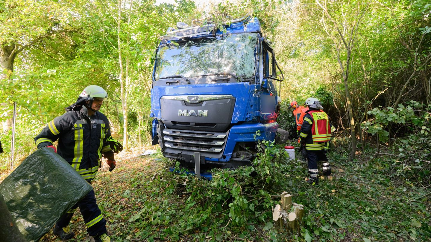 Einsatzkräfte der Feuerwehr stehen neben dem verunfallten Lkw an der Bundesstraße B3. Foto: Julian Stratenschulte/dpa