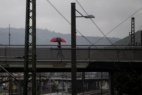 Auch in den kommenden Tagen sollte man die Regenjacke oder den Regenschirm griffbereit haben. Foto: Marijan Murat/dpa
