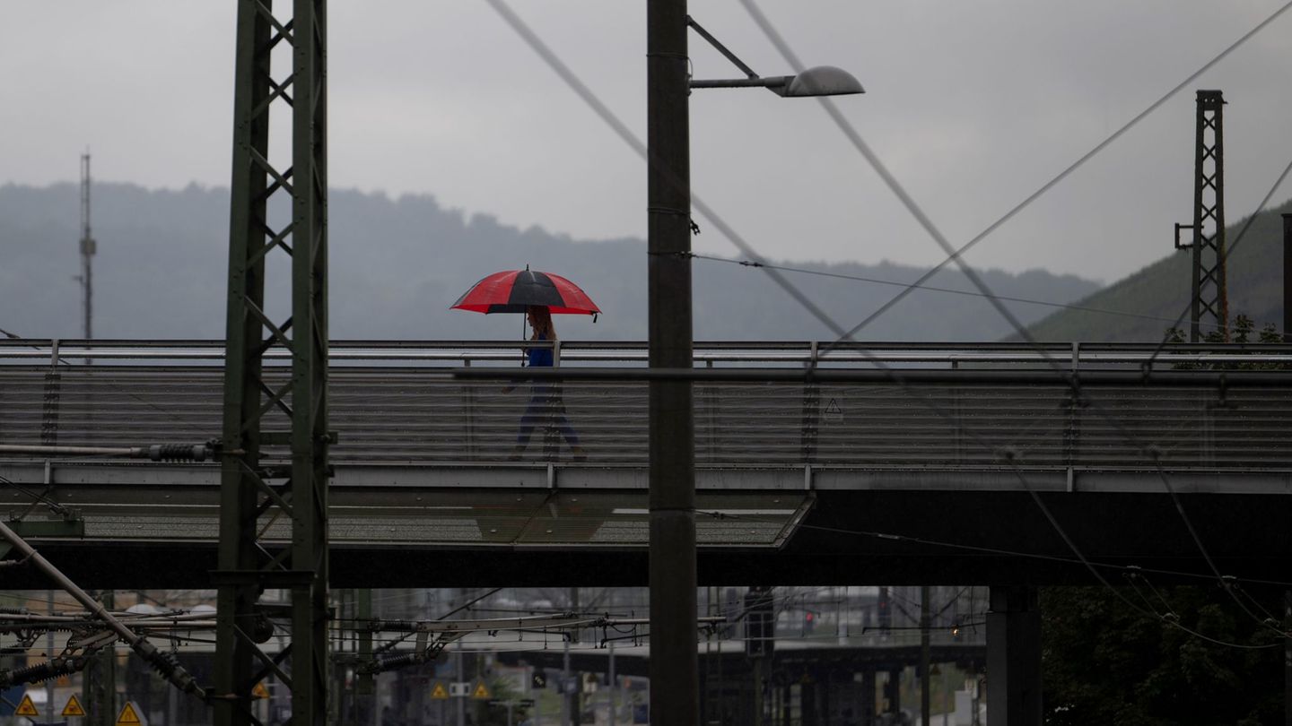 Auch in den kommenden Tagen sollte man die Regenjacke oder den Regenschirm griffbereit haben. Foto: Marijan Murat/dpa