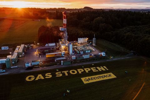 Aktivisten von Greenpeace protestierten mit einem Banner gegen die Erdgasbohrung in Oberbayern. Foto: Tino Boecher/Greenpeace/dp