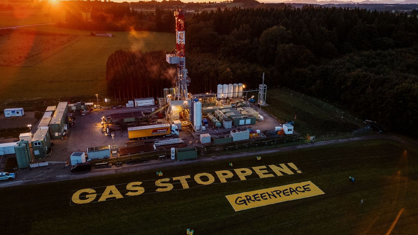 Aktivisten von Greenpeace protestierten mit einem Banner gegen die Erdgasbohrung in Oberbayern. Foto: Tino Boecher/Greenpeace/dp
