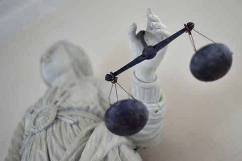 Waagschalen der Justitia