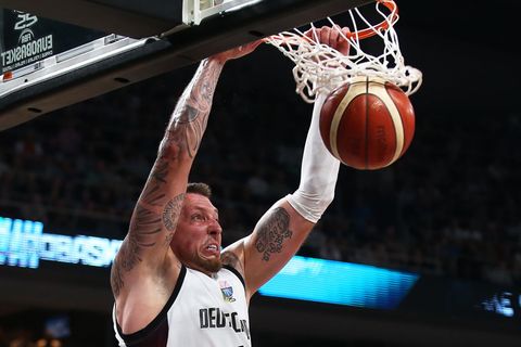Daniel Theis und den deutschen Basketballern fehlen noch zwei Siege zum EM-Titel. Foto: Matthias Stickel/dpa