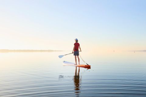 Freiheit durch passives EInkommen: Frau aus SUP-Board