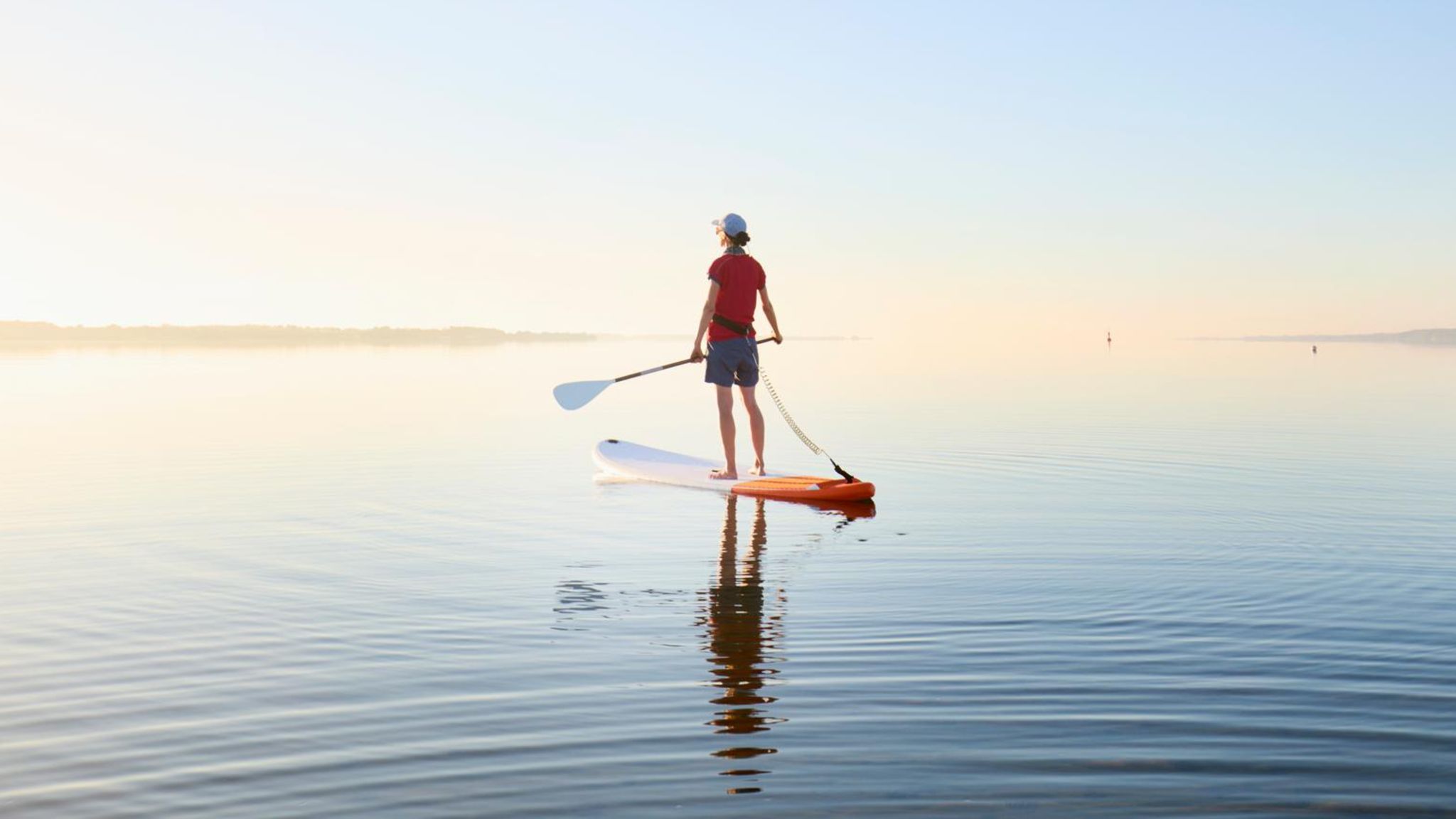 Freiheit durch passives EInkommen: Frau aus SUP-Board