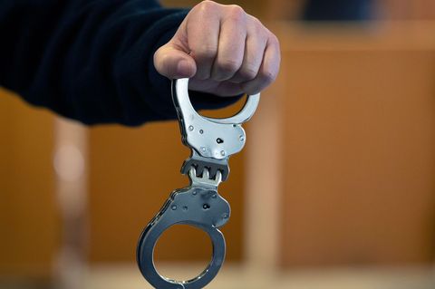 Ein 46-Jähriger soll seinen Sohn beauftragt haben, seine Schwester zu töten. Nun sitzt er in U-Haft. (Symbolbild) Foto: Soeren S