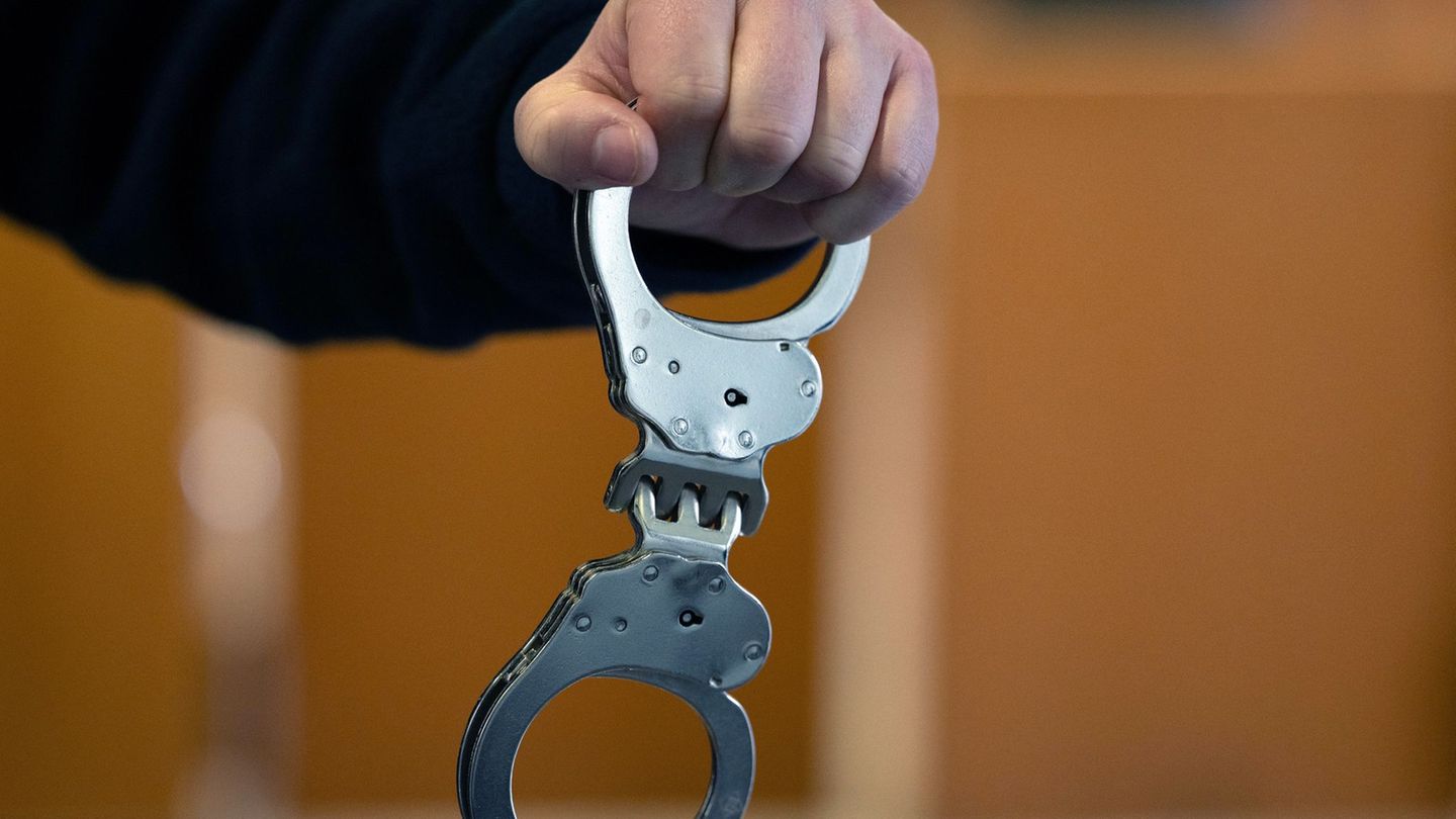 Ein 46-Jähriger soll seinen Sohn beauftragt haben, seine Schwester zu töten. Nun sitzt er in U-Haft. (Symbolbild) Foto: Soeren S