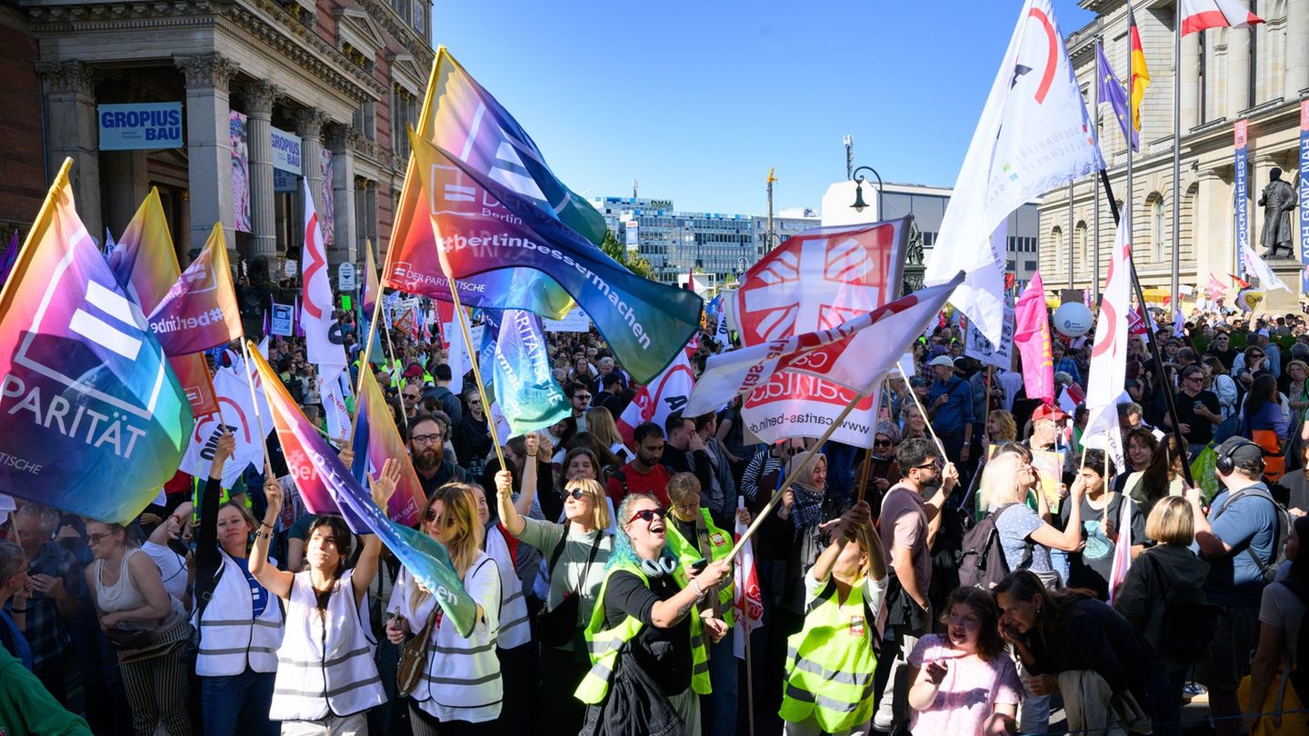 Zu dem Protest vor dem Abgeordnetenhaus hatten Verbände und Gewerkschaften aufgerufen. Foto: Bernd von Jutrczenka/dpa