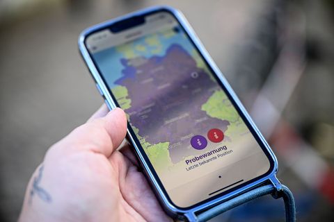 Beim bundesweiten Probealarm wird ganz Deutschland als Gefahrengebiet in der Katwarn-App angezeigt. Foto: Britta Pedersen/dpa
