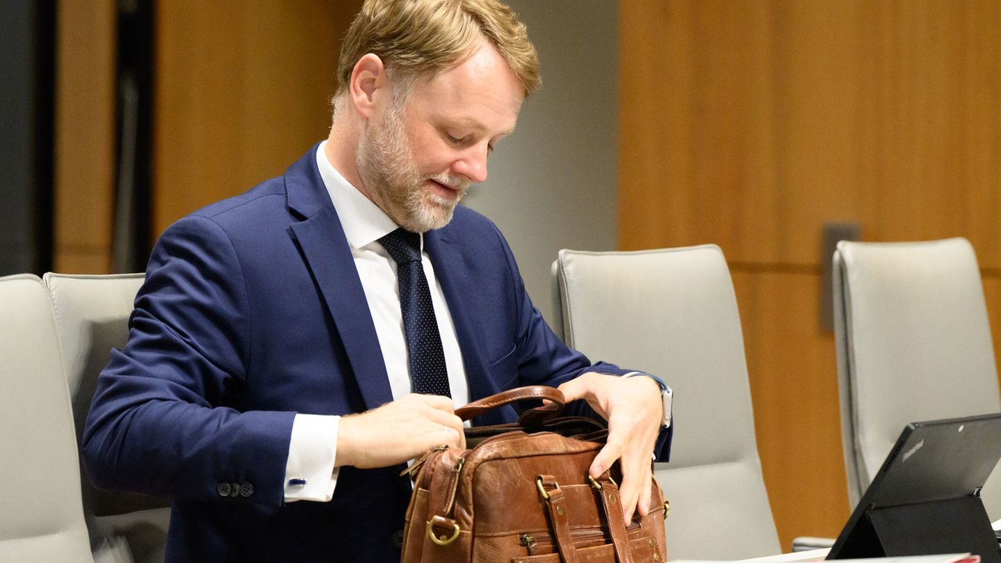 Gerald Heere verweist auf rückläufige Steuereinnahmen im Landeshaushalt. Foto: Julian Stratenschulte/dpa