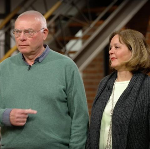 Verkäufer Lutz Dreiling zeigt's an: Seine Frau Kirsten führt bei "Bares für Rares" die Verhandlungen