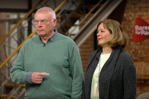 Verkäufer Lutz Dreiling zeigt's an: Seine Frau Kirsten führt bei "Bares für Rares" die Verhandlungen