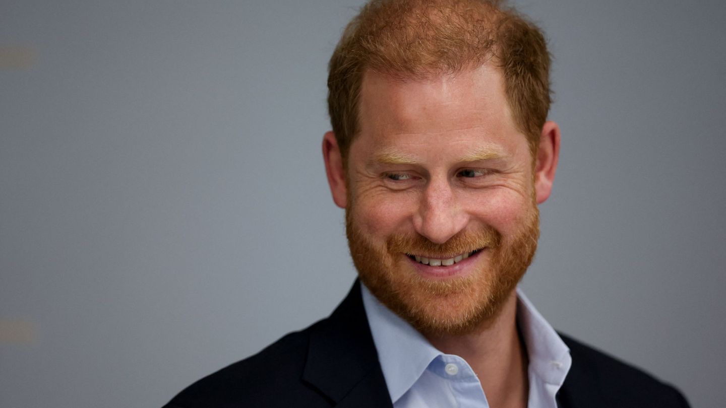 Hat Prinz Harry wieder Grund zu lachen? Britische Medien spekulieren über eine sich abzeichnende Versöhnung mit seinem Vater Kön