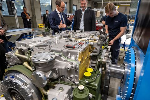Vorstandschef Alexander Sagel stellt Bayerns Ministerpräsident Markus Söder (CSU) die neue modulare Produktion des Panzergetrieb