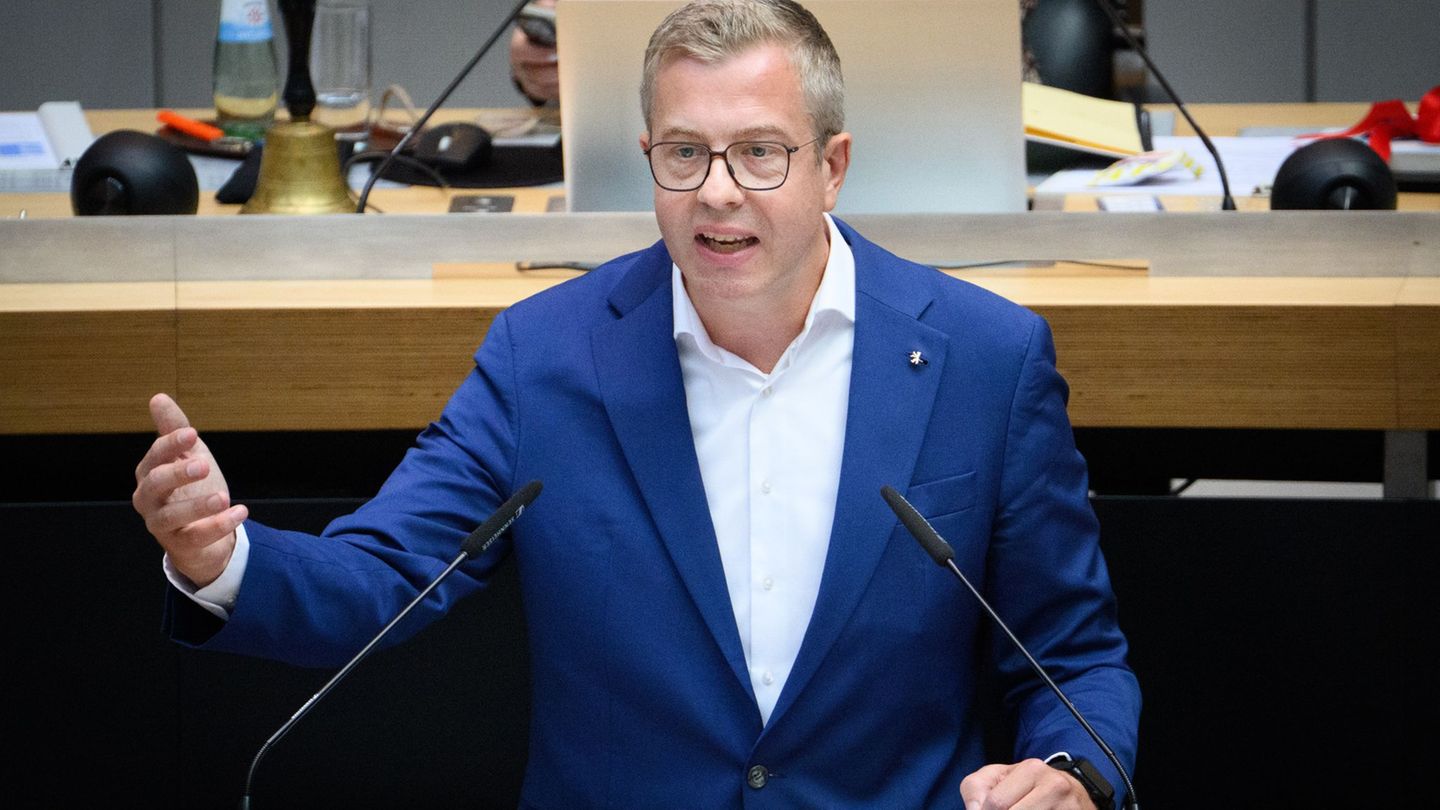 Finanzsenator Stefan Evers (CDU) hat die Pläne für den Doppelhaushalt 2026/2027 im Landesparlament verteidigt. Foto: Bernd von J