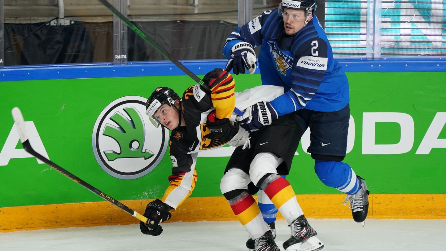 Ville Pokka (rechts), 2022 Olympiasieger mit Finnland, soll die Abwehr des EHC München verstärken. (Archivbild) Foto: Roman Koks
