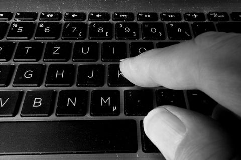 Zwei Finger auf einer Tastatur