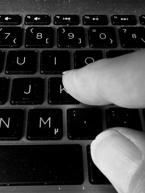 Zwei Finger auf einer Tastatur