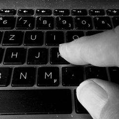 Zwei Finger auf einer Tastatur