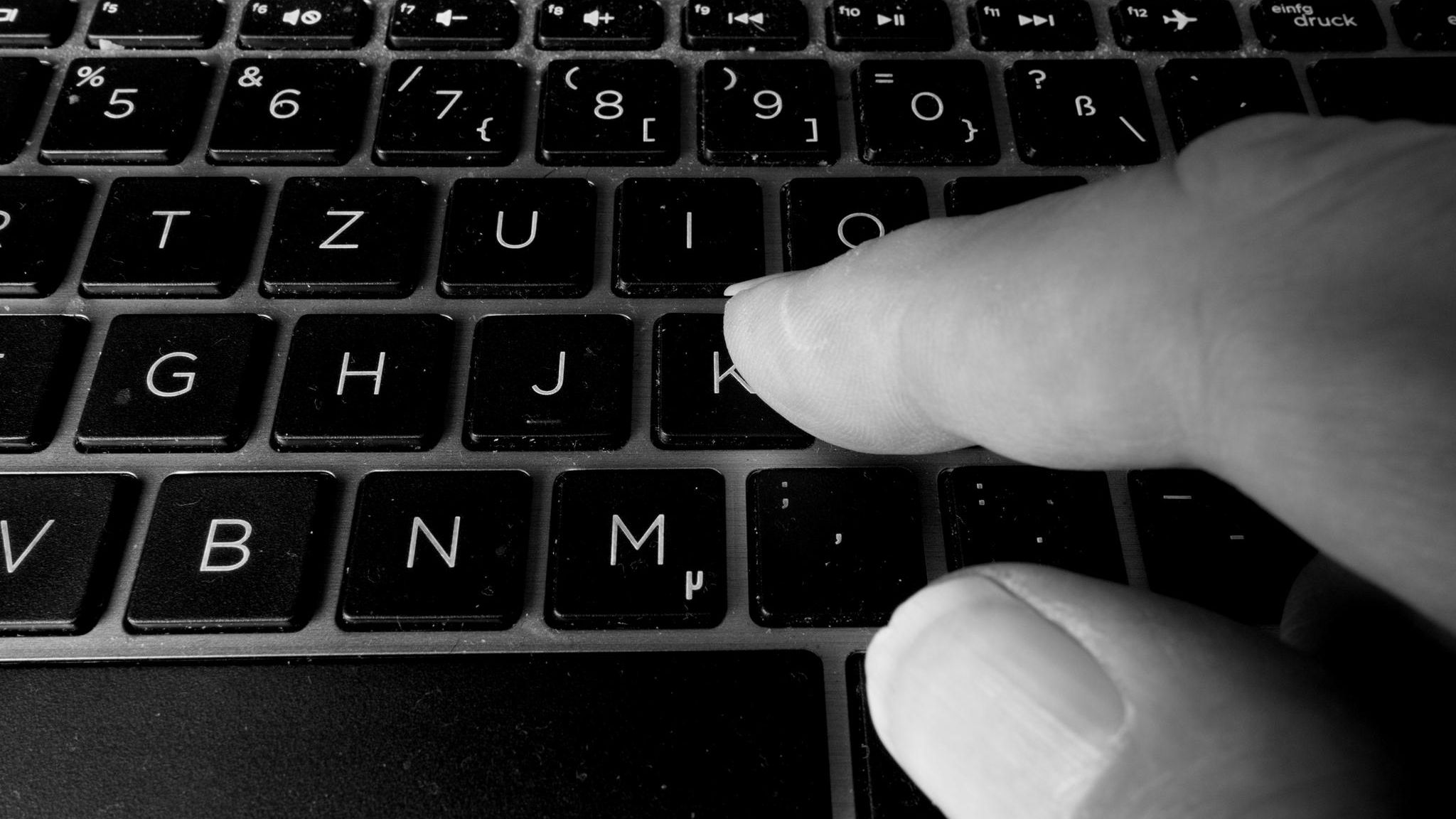 Zwei Finger auf einer Tastatur