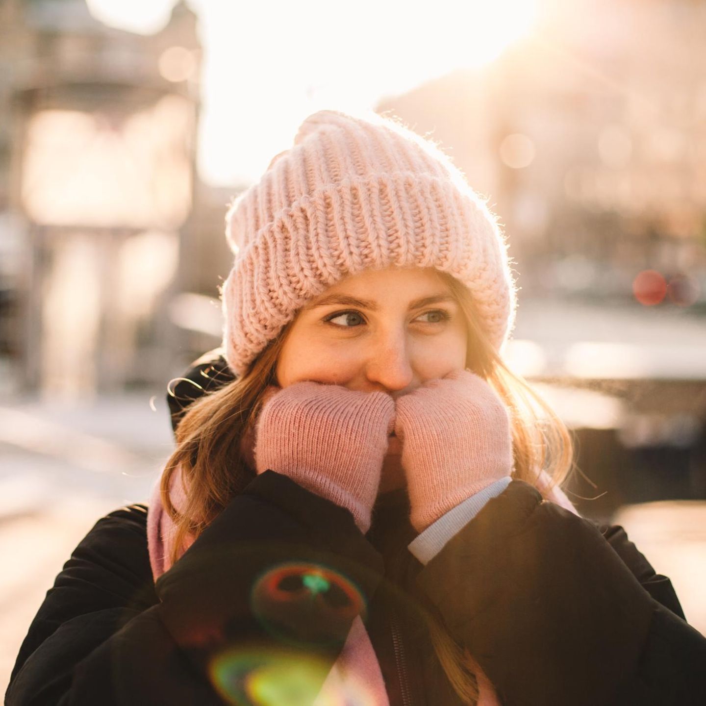 Frau trägt im Winter beheizbare Kleidung