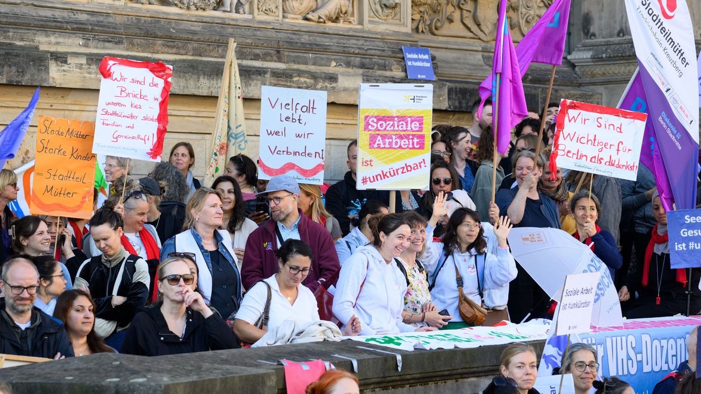 Gegen Kürzungen im Sozialbereich gab es während der Debatte lautstarken Protest vor dem Landesparlament. Foto: Bernd von Jutrcze