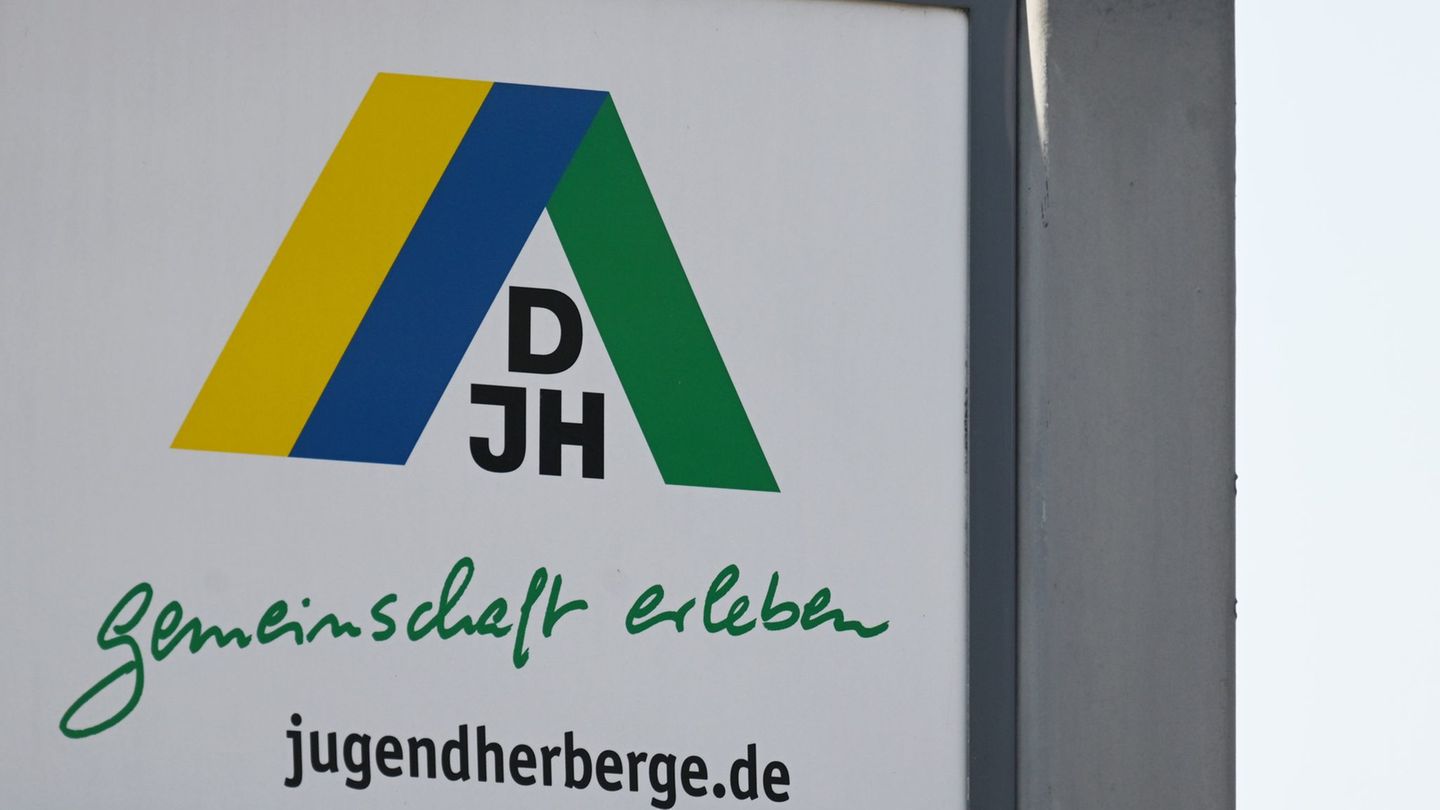 Die funktional ausgestatteten Zimmer werden wöchentlich gereinigt. (Archivbild) Foto: Marijan Murat/dpa