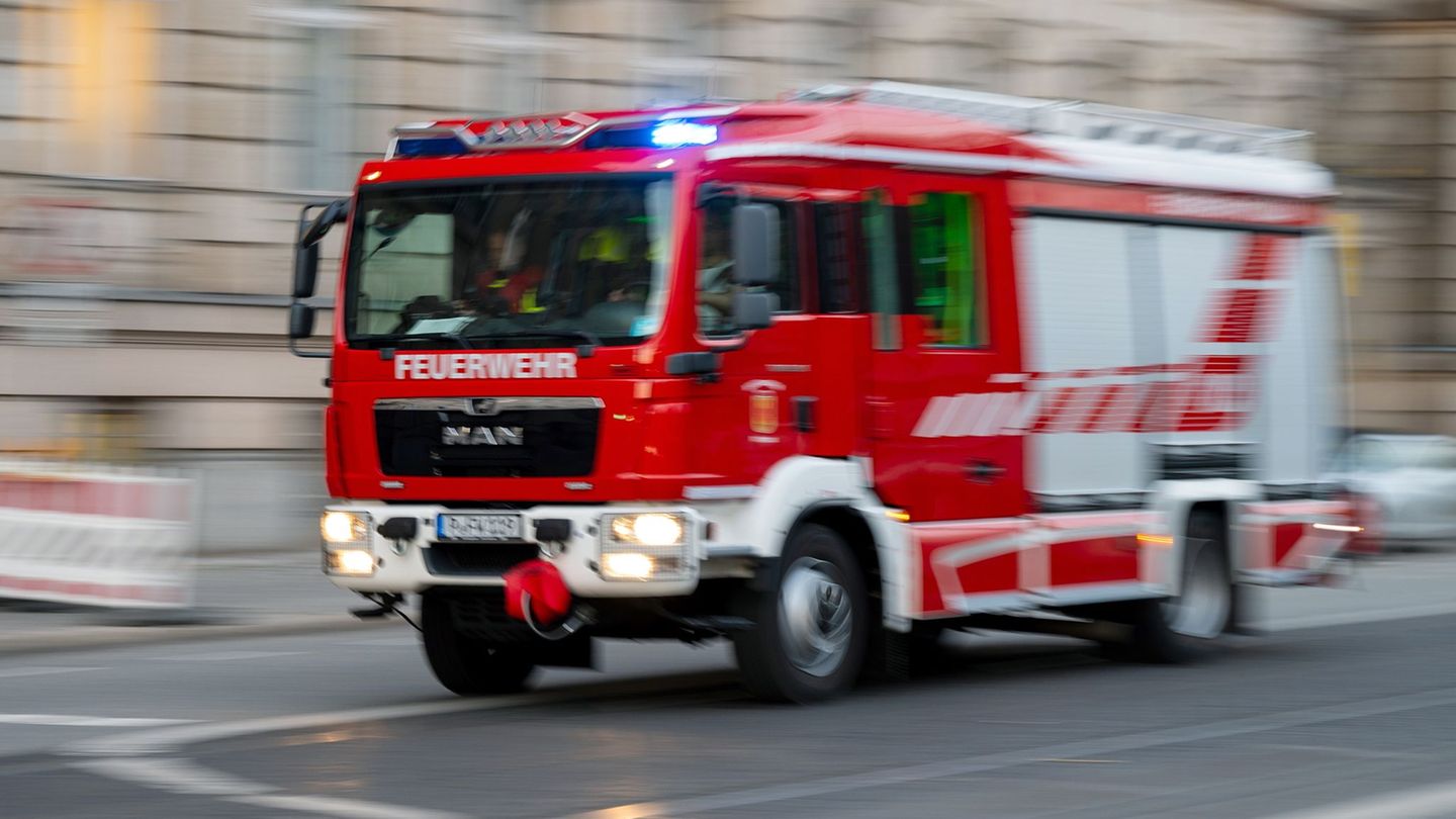 Die Feuerwehr suchte am Donnerstag noch nach Glutnestern. (Archivbild) Foto: Monika Skolimowska/dpa-Zentralbild/dpa