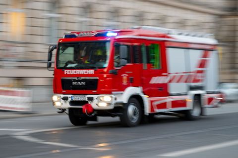 Die Feuerwehr suchte am Donnerstag noch nach Glutnestern. (Archivbild) Foto: Monika Skolimowska/dpa-Zentralbild/dpa