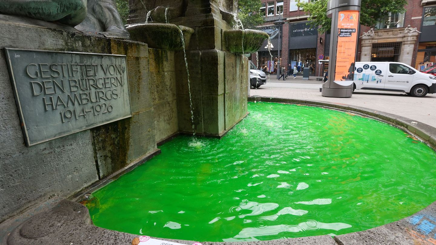 Grünes Brunnenwasser in Hamburg - Klimaaktivisten haben mehrere Brunnen in der Hansestadt mit Uranin eingefärbt, um gegen Kreuzf