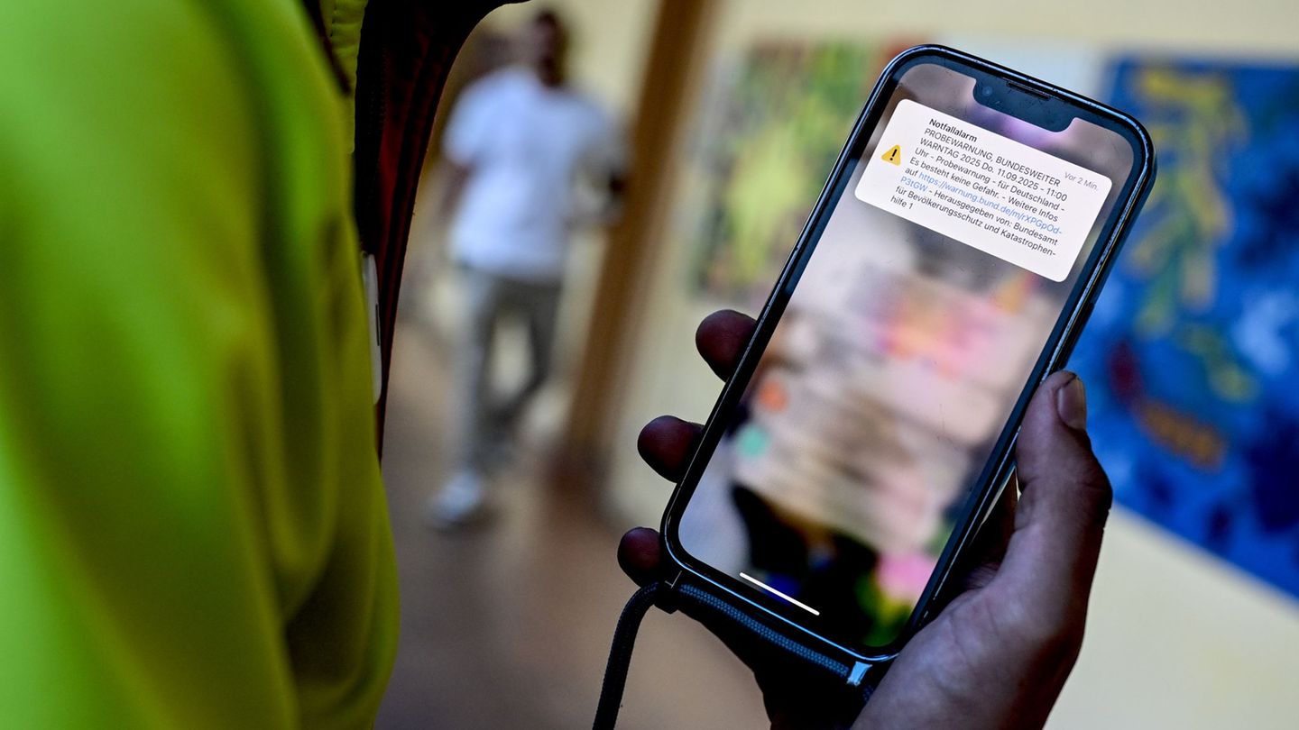 Der Probealarm wird unter anderem an Rundfunksender, digitale Anzeigetafeln und Warn-Apps weitergeleitet. (Symbolbild) Foto: Bri