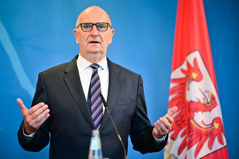 Brandenburgs Ministerpräsident Dietmar Woidke (SPD) äußert sich zu russischen Drohnen im polnischen Luftraum (Archivbild). Foto: