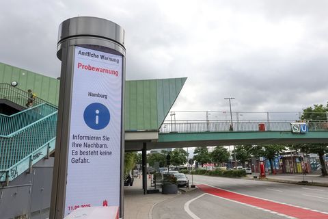 Um 11.00 Uhr wurde in der gesamten Hansestadt testweise gewarnt. Foto: Bodo Marks/dpa
