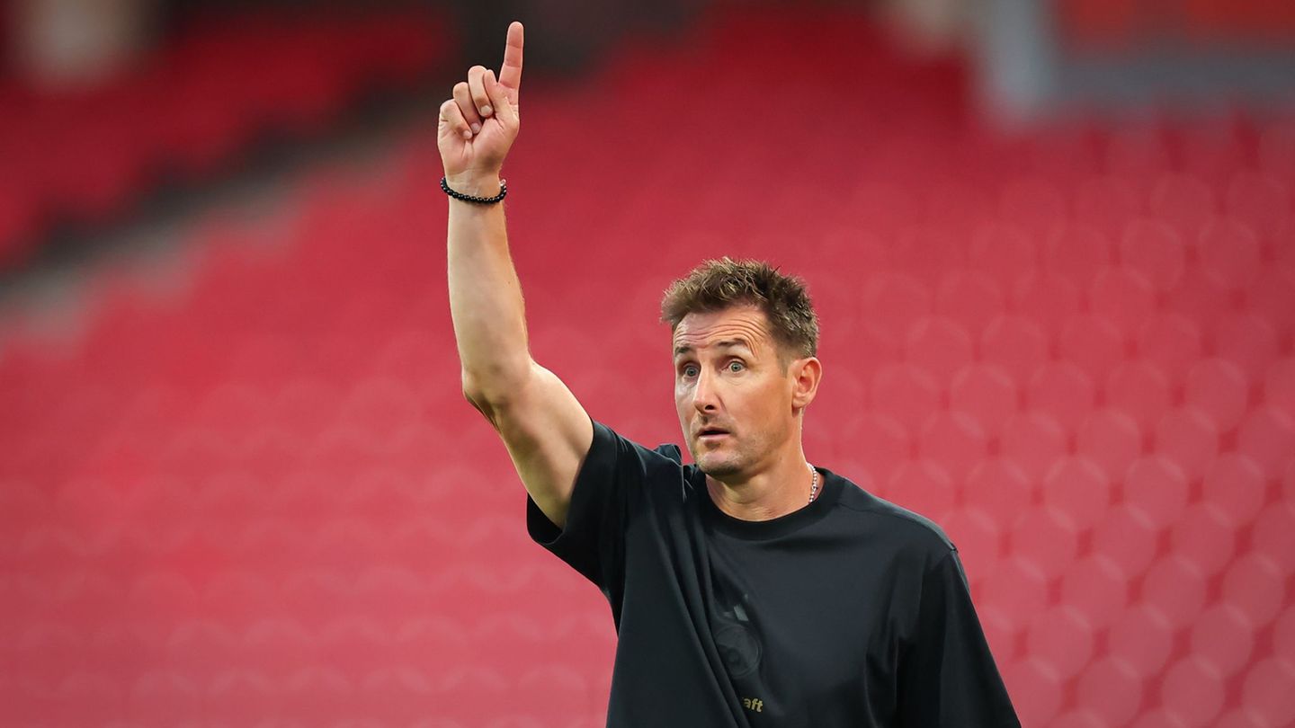 Miroslav Klose weist die Richtung: Aufwärtsgehen muss es mit dem "Club". Foto: Daniel Karmann/dpa