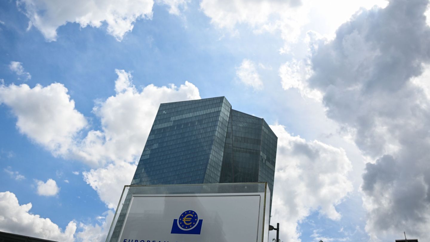 Hauptziel der Notenbank sind stabile Preise im Euroaum. (Archivbild) Foto: Arne Dedert/dpa