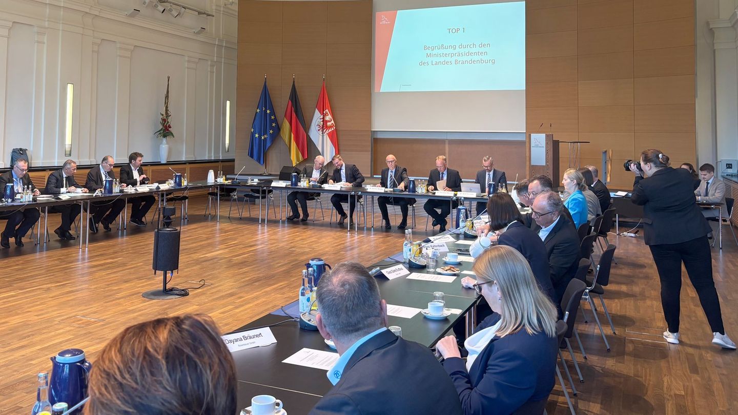 Bei der Industriekonferenz Brandenburg sprechen die Unternehmen mit der Landesregierung über die Lage in der Wirtschaftskrise. F