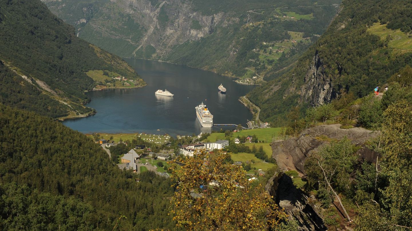 Ein Kreuzfahrtschiff liegt im Geirangerfjord im Südwesten Norwegens. Der Fjord gehört zum Weltnaturerbe. (Archivbild) Foto: Sigr
