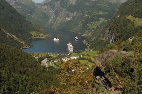 Ein Kreuzfahrtschiff liegt im Geirangerfjord im Südwesten Norwegens. Der Fjord gehört zum Weltnaturerbe. (Archivbild) Foto: Sigr