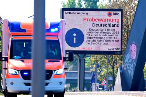 Probewarnung auf Anzeigetafel in Berlin