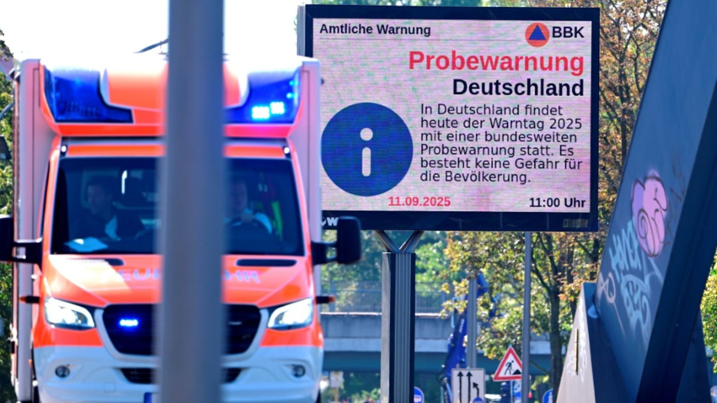 Probewarnung auf Anzeigetafel in Berlin