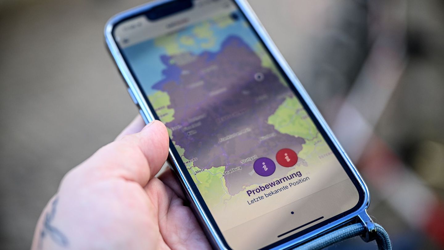 Beim bundesweiten Probealarm wird ganz Deutschland als Gefahrengebiet in der Katwarn-App angezeigt. Foto: Britta Pedersen/dpa