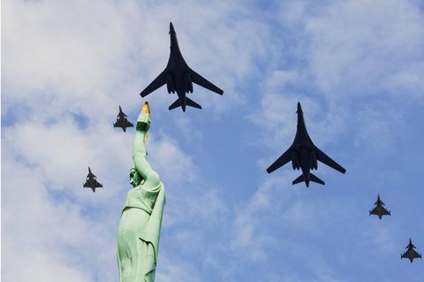 Kampfjets fliegen über dem Freiheitsdenkmal in Riga, Lettland