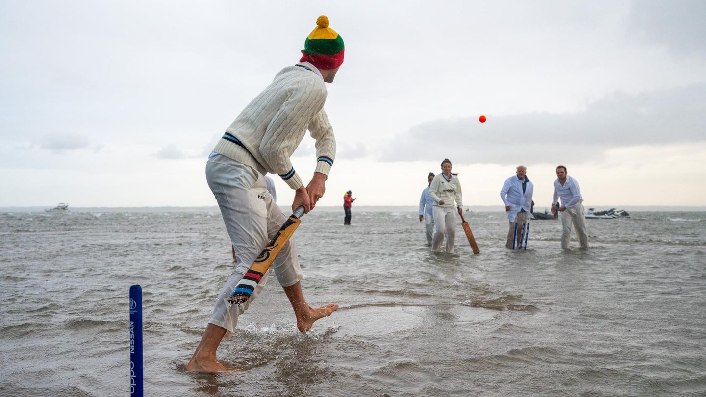 Southampton, Großbritannien. Mitglieder des Island Sailing Club von der Isle of Wight und des Royal Southern Yacht Club aus Hamble-le-Rice auf dem Festland treffen sich jedes Jahr zu einem Cricket-Spiel auf der Brambles Sandbank mitten im Solent. Die Sandbank taucht jedes Jahr bei Ebbe für etwa eine halbe Stunde aus dem Meer auf. Die Spiele finden seit den 1950er Jahren statt, wobei der Sieger bereits vor Spielbeginn feststeht. Wie und warum das alles zur Tradition wurde? Um das zu verstehen, muss man vielleicht Brite sein