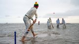 Southampton, England. Mitglieder des Island Sailing Club von der Isle of Wight und des Royal Southern Yacht Club aus Hamble-le-Rice auf dem Festland treffen sich jedes Jahr zu einem Cricket-Spiel auf der Brambles Sandbank mitten im Solent. Die Sandbank taucht jedes Jahr bei Ebbe für etwa eine halbe Stunde aus dem Meer auf. Die Spiele finden seit den 1950er Jahren statt, wobei der Sieger bereits vor Spielbeginn feststeht. Wie und warum das alles zur Tradition wurde? Um das zu verstehen, muss man vielleicht Brite sein