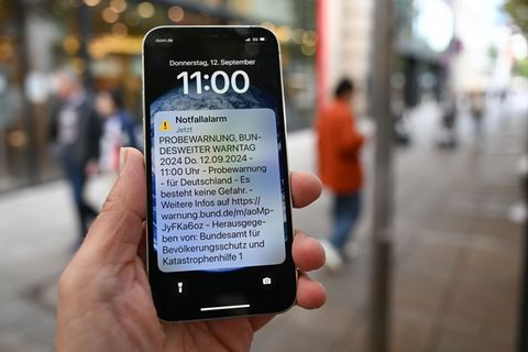 Die Handys klingeln unter Umständen auch, wenn sie auf stumm geschaltet sind. (Archivbild) Foto: Bernd Weißbrod/dpa
